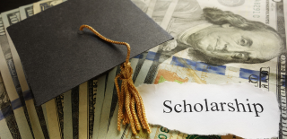 graphic depicting getting scholarship money.